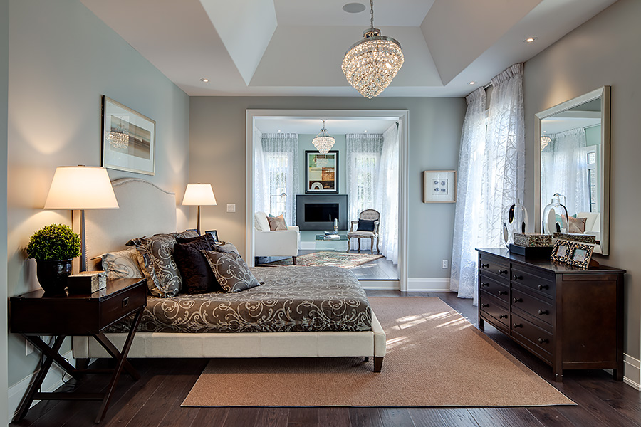 bedroom-chandelier-brown-hardwood-flooring