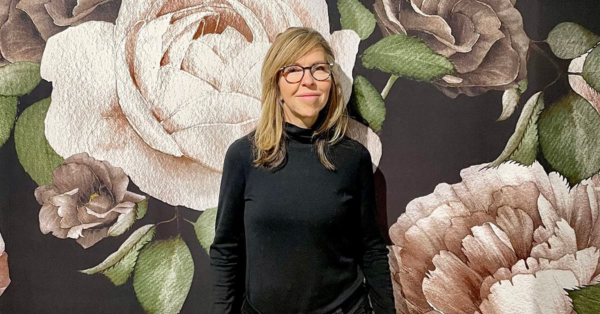 Jane Lockhart in front of a Photowall wall mural
