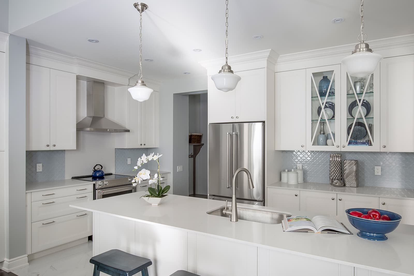 white kitchen island with sink 3 pendant lights