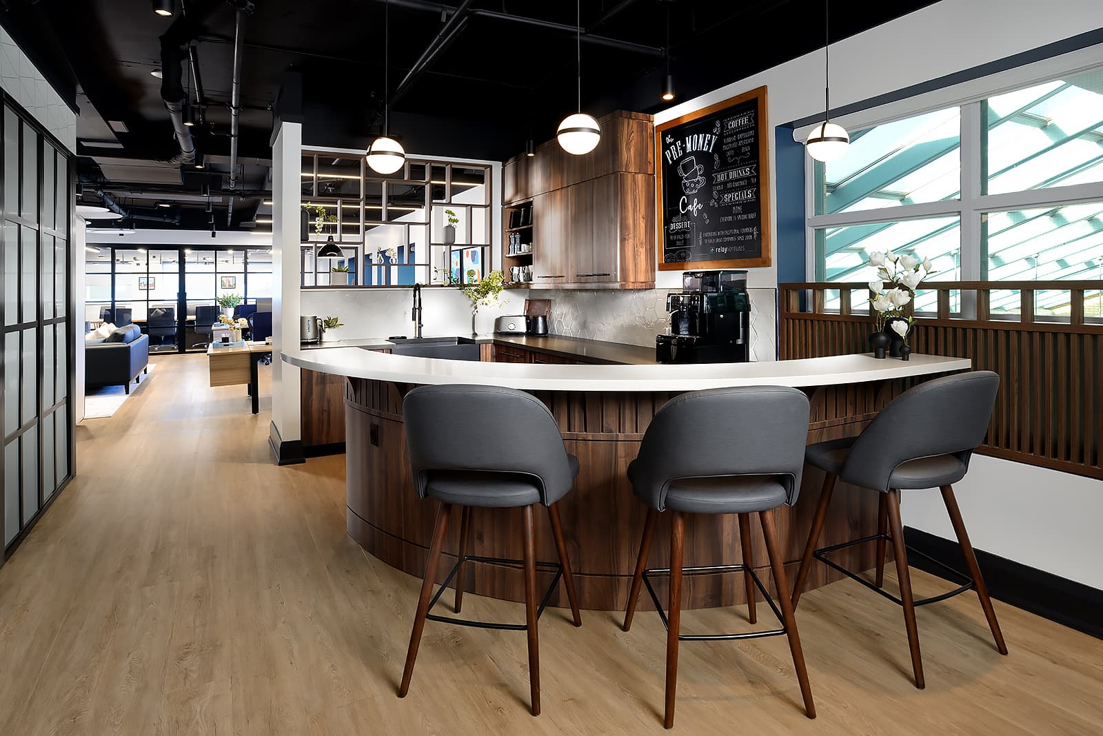 Cafe area, kitchen, 3 stools, coffee machine