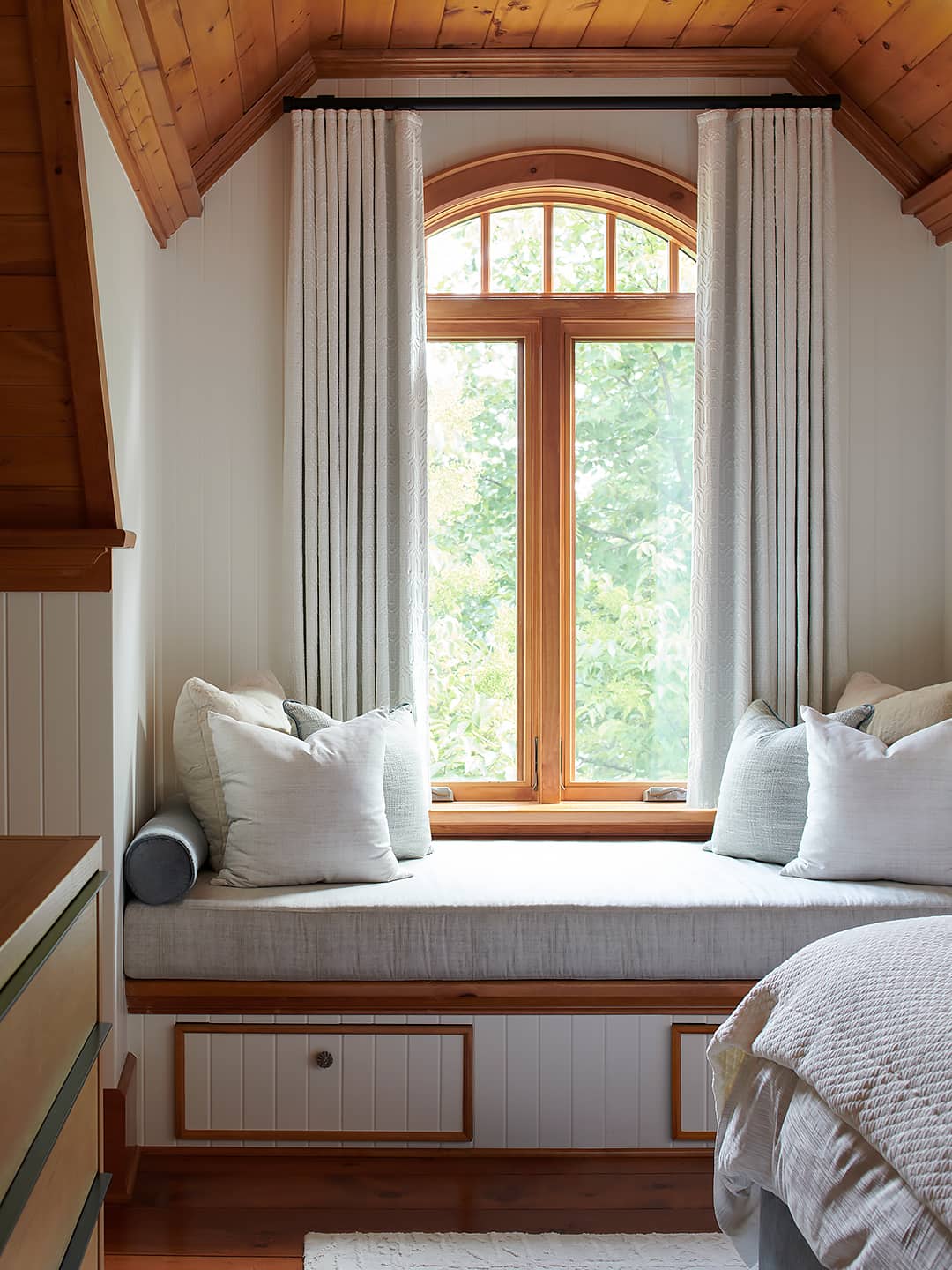 window seat bench in bedroom