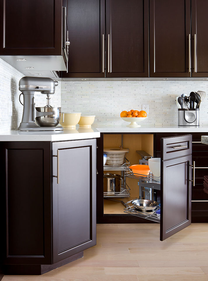 Lower kitchen cabinet storage