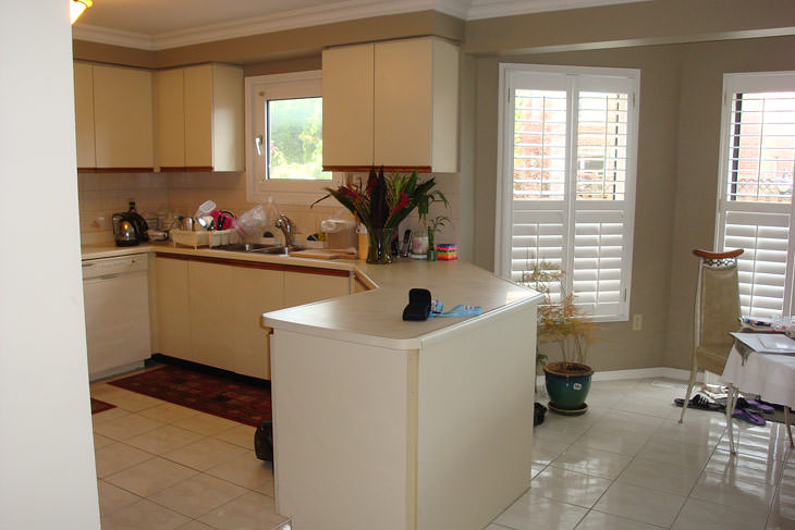 Kitchen before makeover