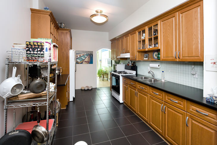 Kitchen before makeover